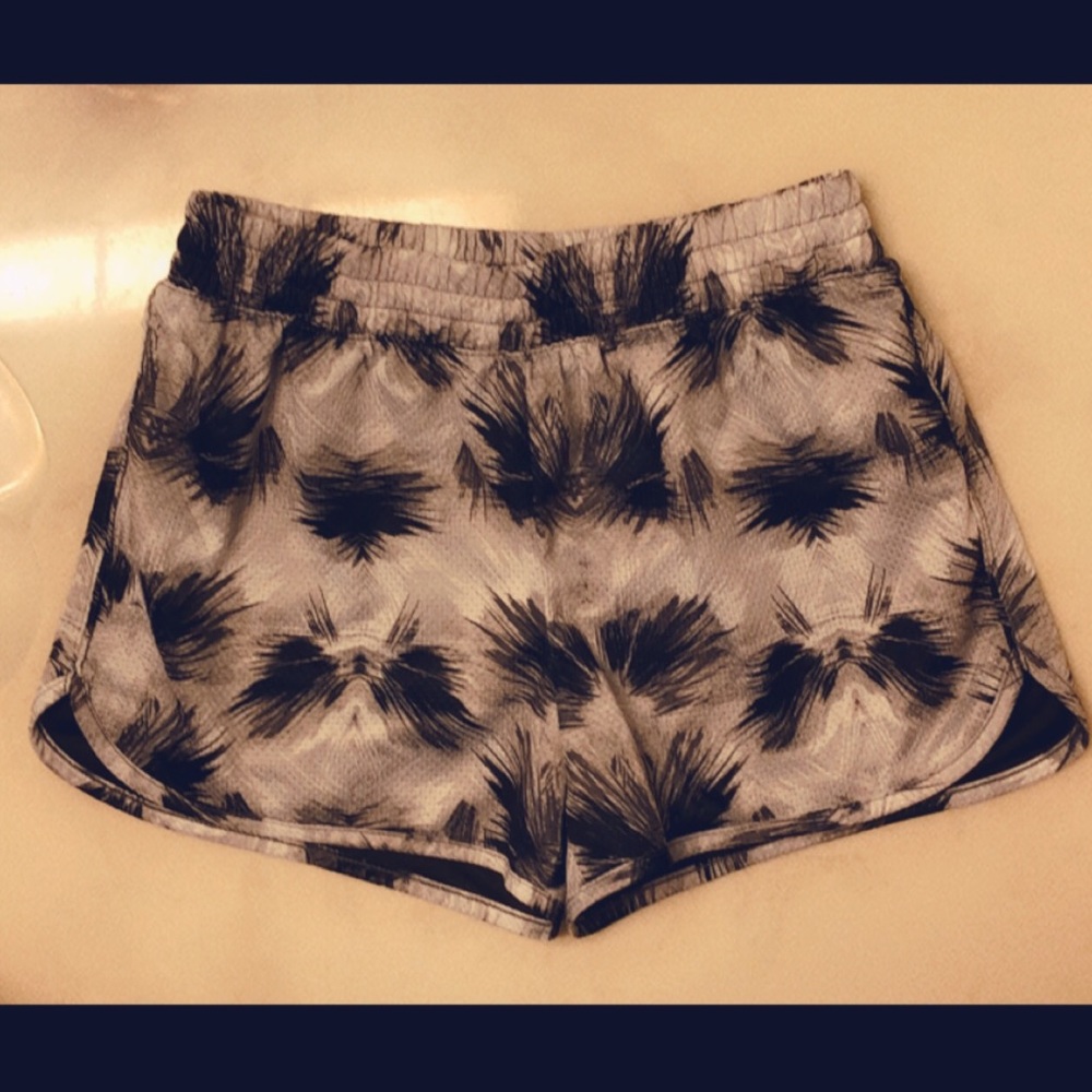 Ym (7,8) Nike shorts with palm tree pattern